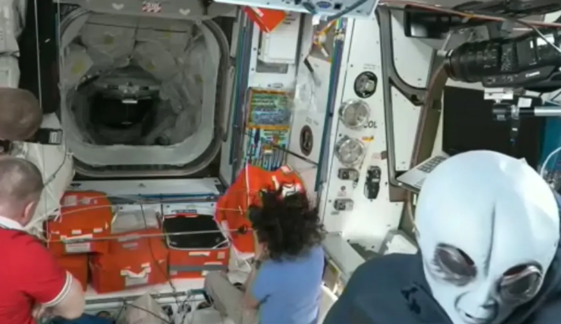 Bringing back stranded American astronaut spacecraft, Russia